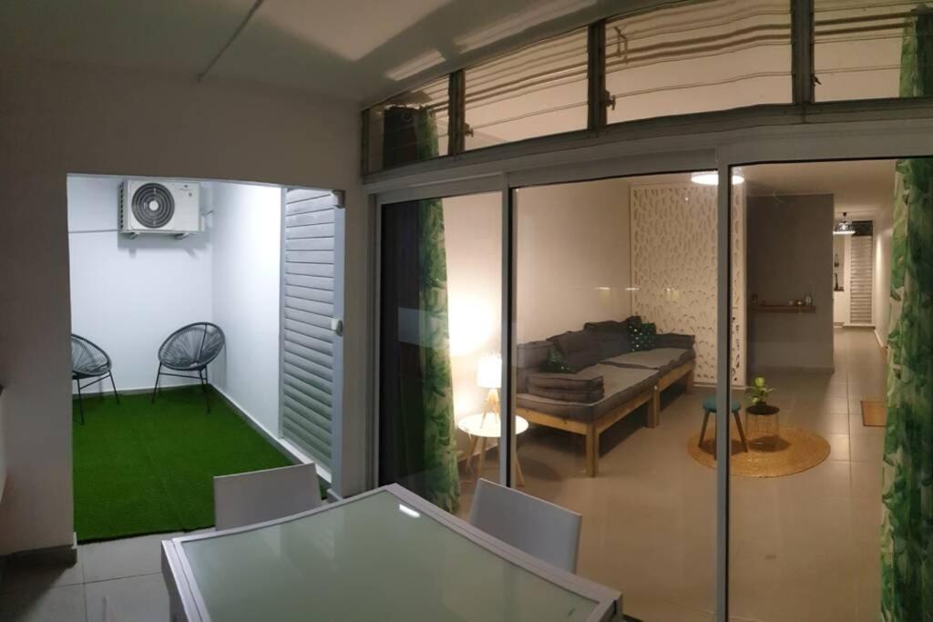 Jadessie " Centre Ville - Downtown " بوانت-آه-بيتر المظهر الخارجي الصورة